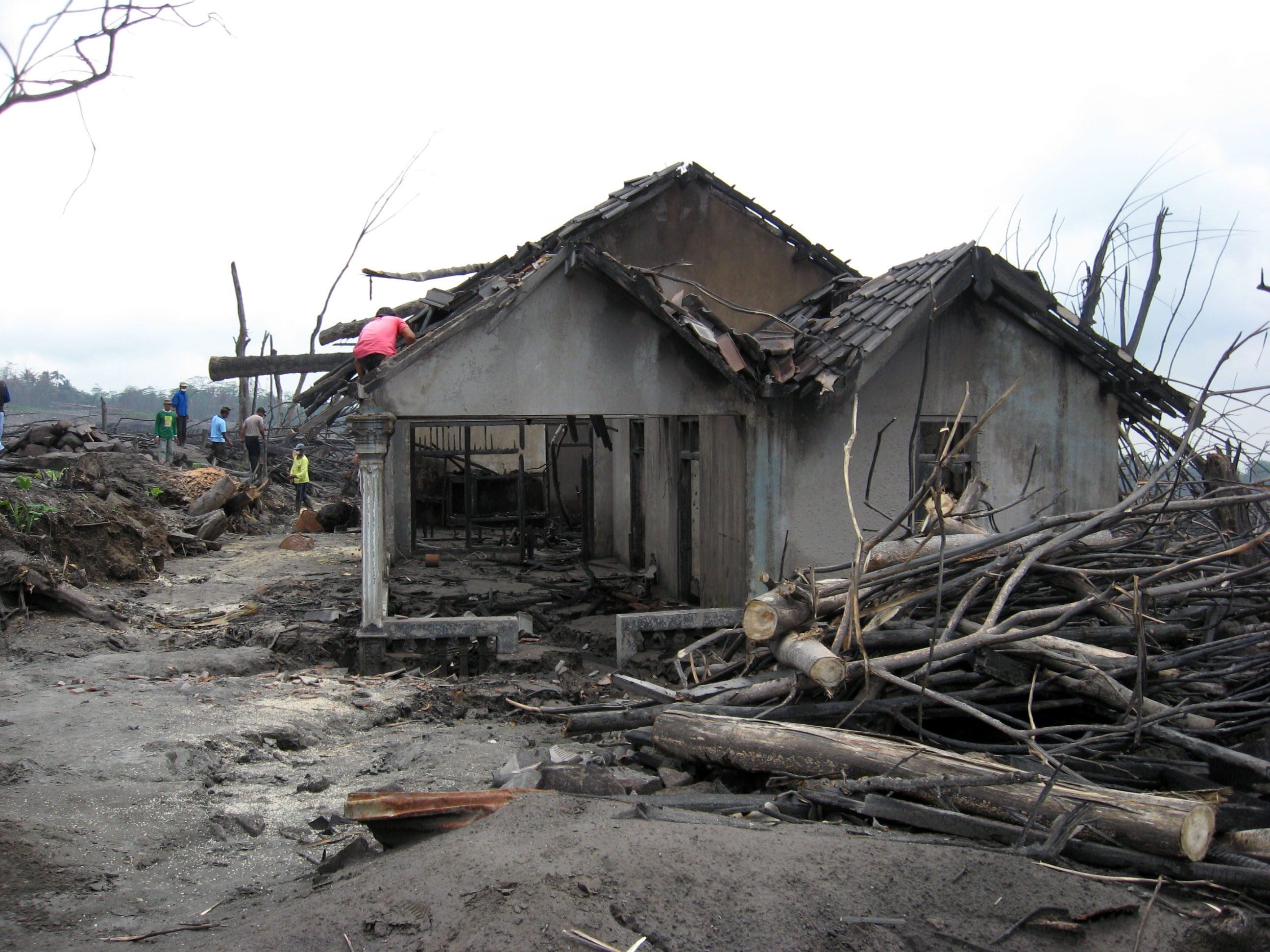 Destroyed_house_in_Cangkringan_Village_after_the_2010_Eruptions_of_Mount_Merapi.jpg