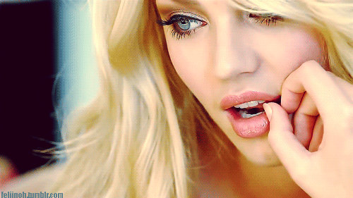 Блонда лижет. Красивая блондинка подмигивает. Воздушный поцелуй блондинка. Девушка подмигивает. Красивые девушки с открытым ртом.