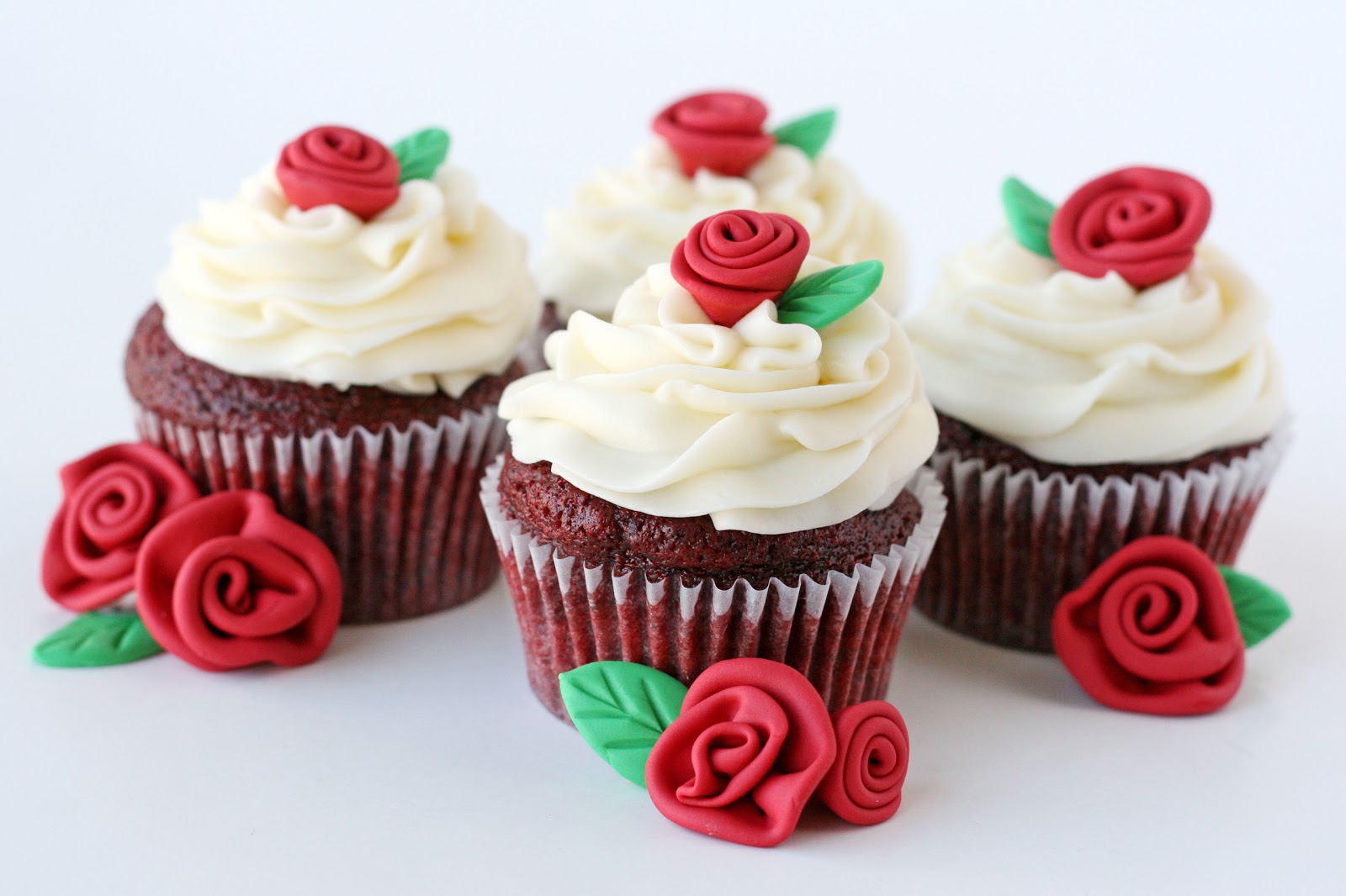 Red+velvet+cupcakes+with+roses.jpg