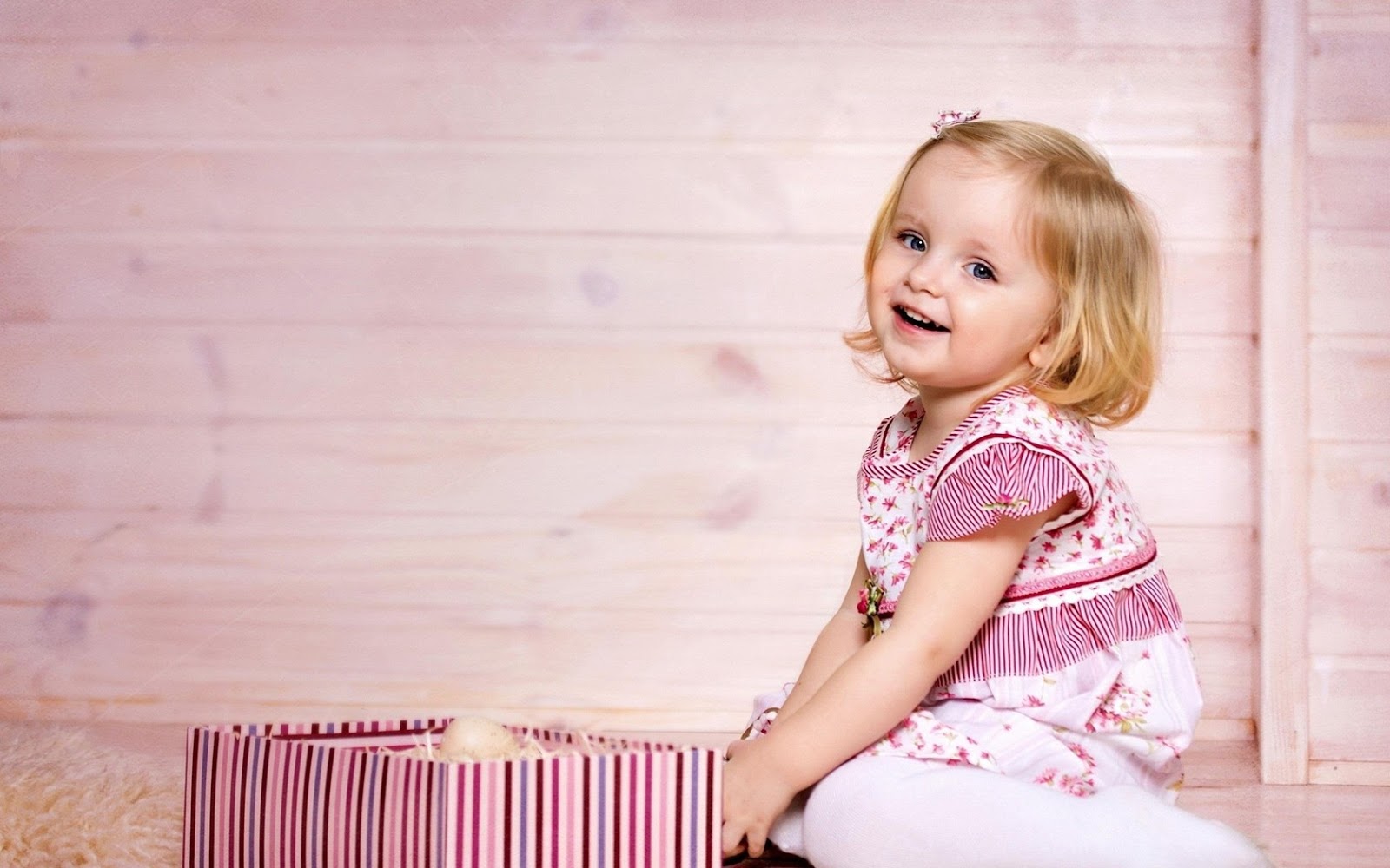 Cute+Little+Baby+Girl+And+Gift+Box+HD+Wallpaper-1680x1050-cutelittlebabies.blogspot.com.jpg
