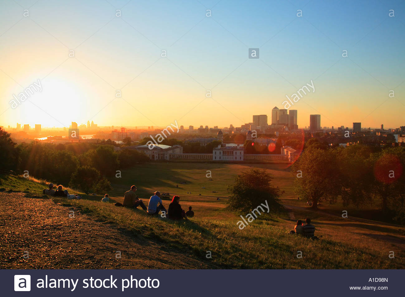 sunset-over-docklands-and-city-of-london-seen-from-observatory-hill-A1D98N.jpg