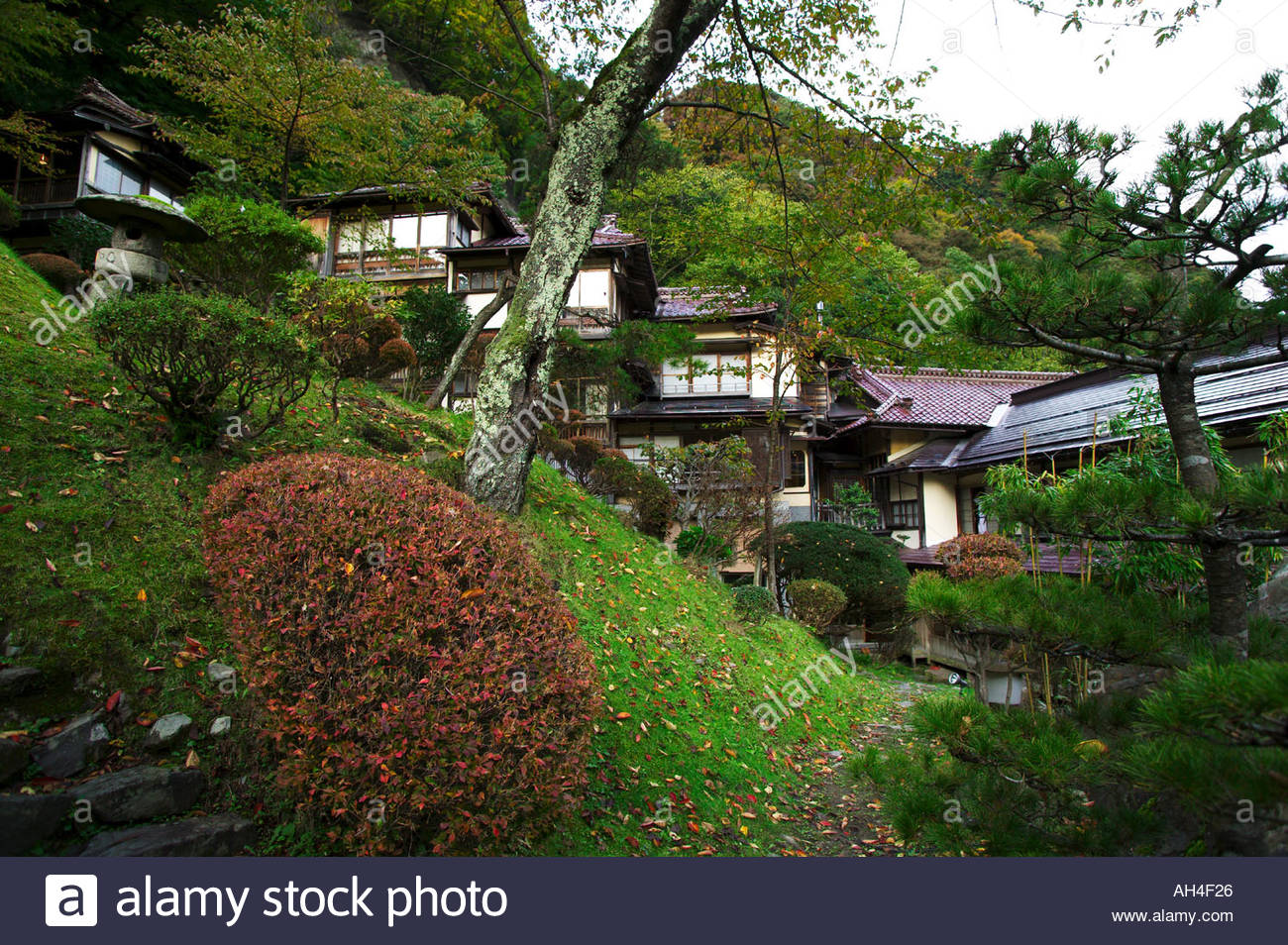 mukaitaki-ryokan-traditional-japanese-inn-wood-construction-building-AH4F26.jpg