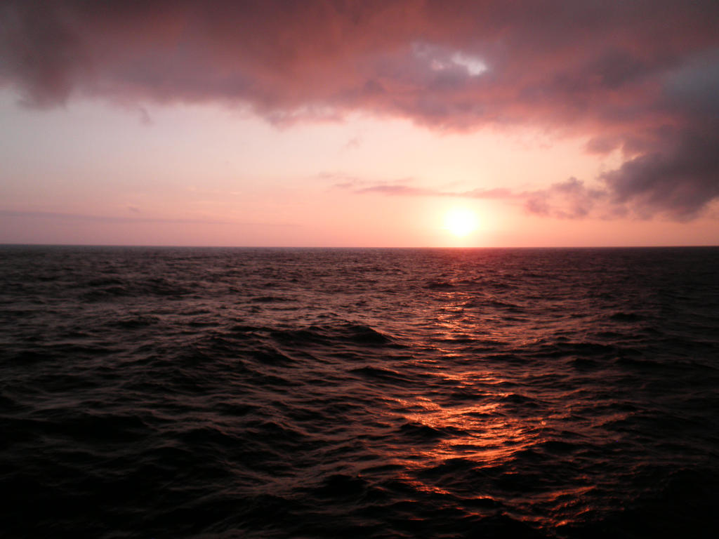 sunrise_at_sea_by_lazy_soldier-d39si95.jpg