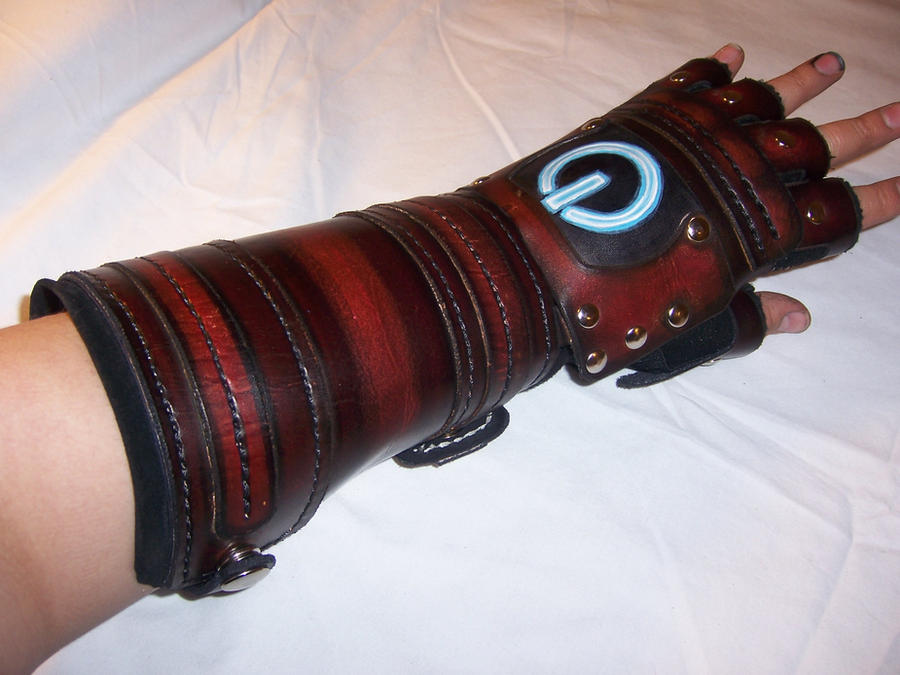 leather_gauntlets_002_by_altitude_artisan-d3cclkv.jpg