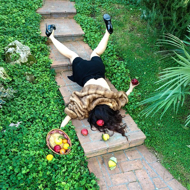Hilarious-Photo-Series-Funny-Photos-of-People-Posing-As-If-They-Have-Just-Fallen-Down-14.jpg