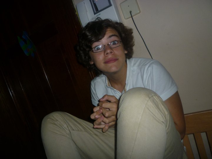 Harry-Chilling-Out-Love-The-Glasses-Rare-Pic-x-harry-styles-16930308-720-540.jpg