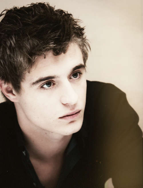 Max-Irons-the-host-4ever-34264542-500-659.png