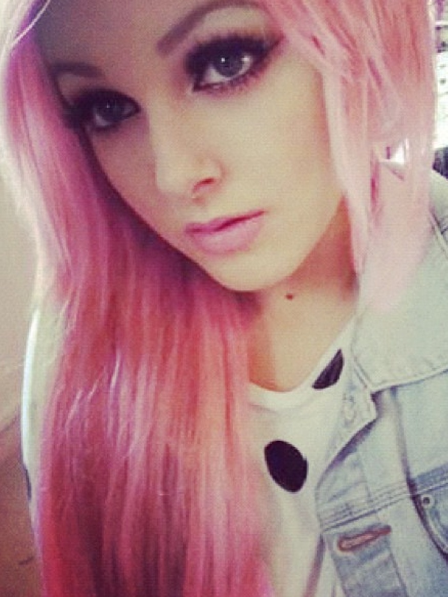 Girl_with_light_pink_hair.jpg