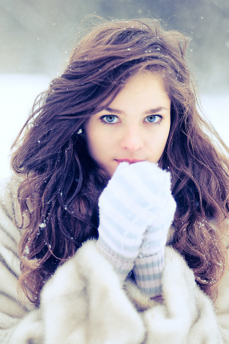 Blue-eyes-curly-hair-globes-pretty-girl-snow-thinspiration-white-Favimcom-69980.jpg