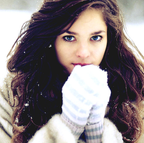 tumblr_static_blue-eyes-curly-hair-globes-pretty-girl-snow-thinspiration-white-favimcom-69980_large-1-1.jpg