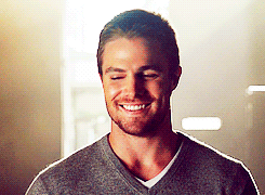 stephen-amell-laughing.gif