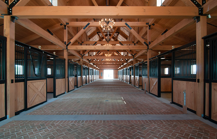 dhmurray-architecture-campbell-stables-horse-farm-hamptons-new-york-stable-exposed-truss-stable-room_large.jpg