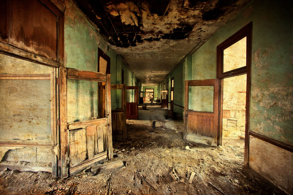 Summers-almost-here-abandoned-school-in-Detroit.jpg