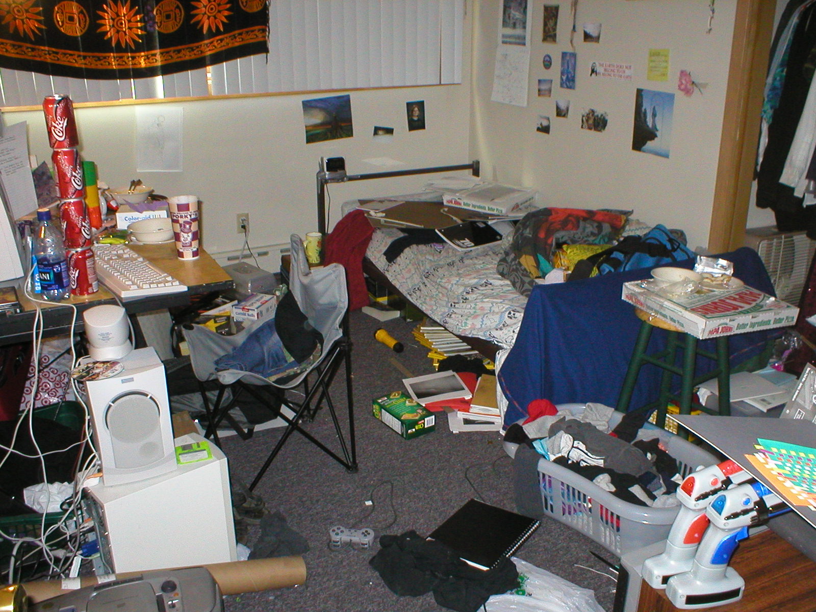dorm-room-mess.jpg