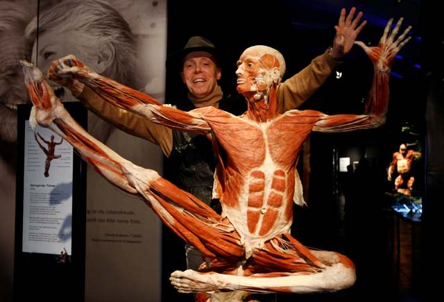 german-anatomist-von-hagens-poses-next-to-a-plastinated-human-body-during-the-presentation-of-the-new-koerperwelten-exhibition-in-berlin.jpg